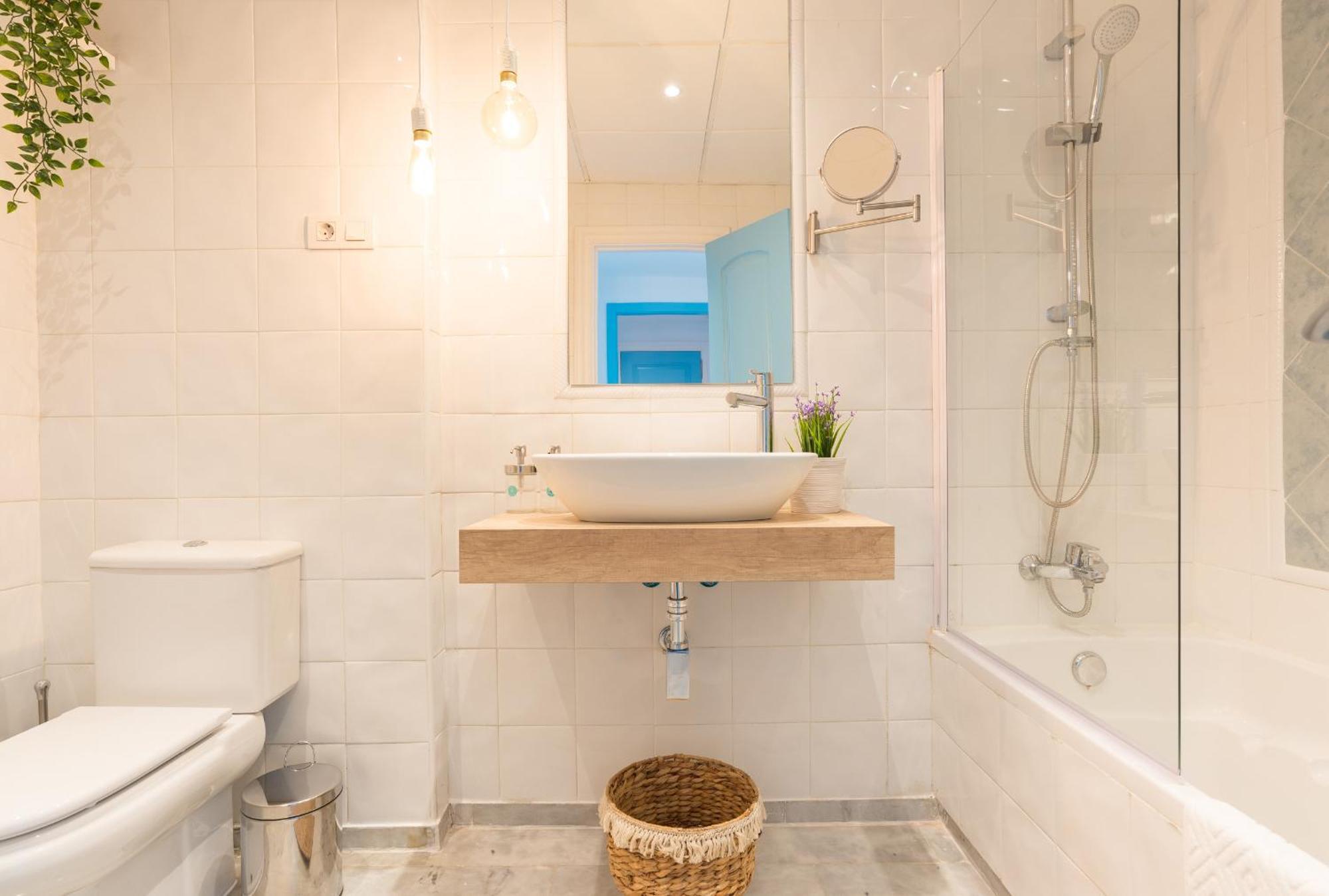 Boho Chic- Beachfront - Free Bikes - Salt Water Pool Appartement
